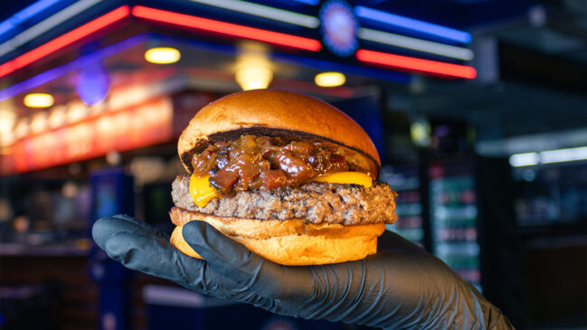 A hamburgueria santista lançou o inusitado "Bacon de Leche", um sanduíche que combina carne, queijo, bacon e doce de leite.