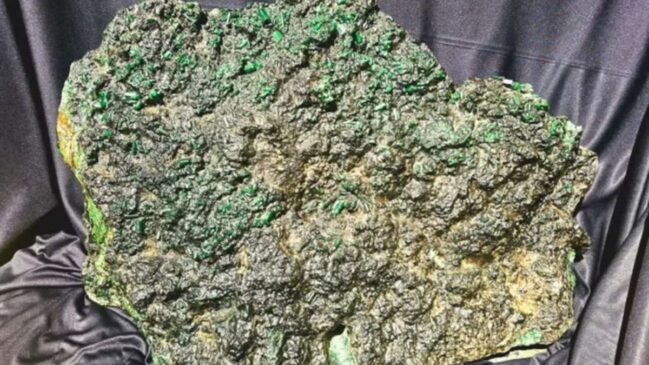 A região da Serra da Carnaíba na Bahia se destaca como um dos principais polos mundiais de extração de pedras preciosas desde a descoberta das primeiras jazidas
