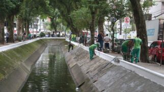 Prefeito Rogério Santos vistoria obras no José Menino; plano de metas prevê intervenções nos canais 1 e 2 ainda neste semestre.