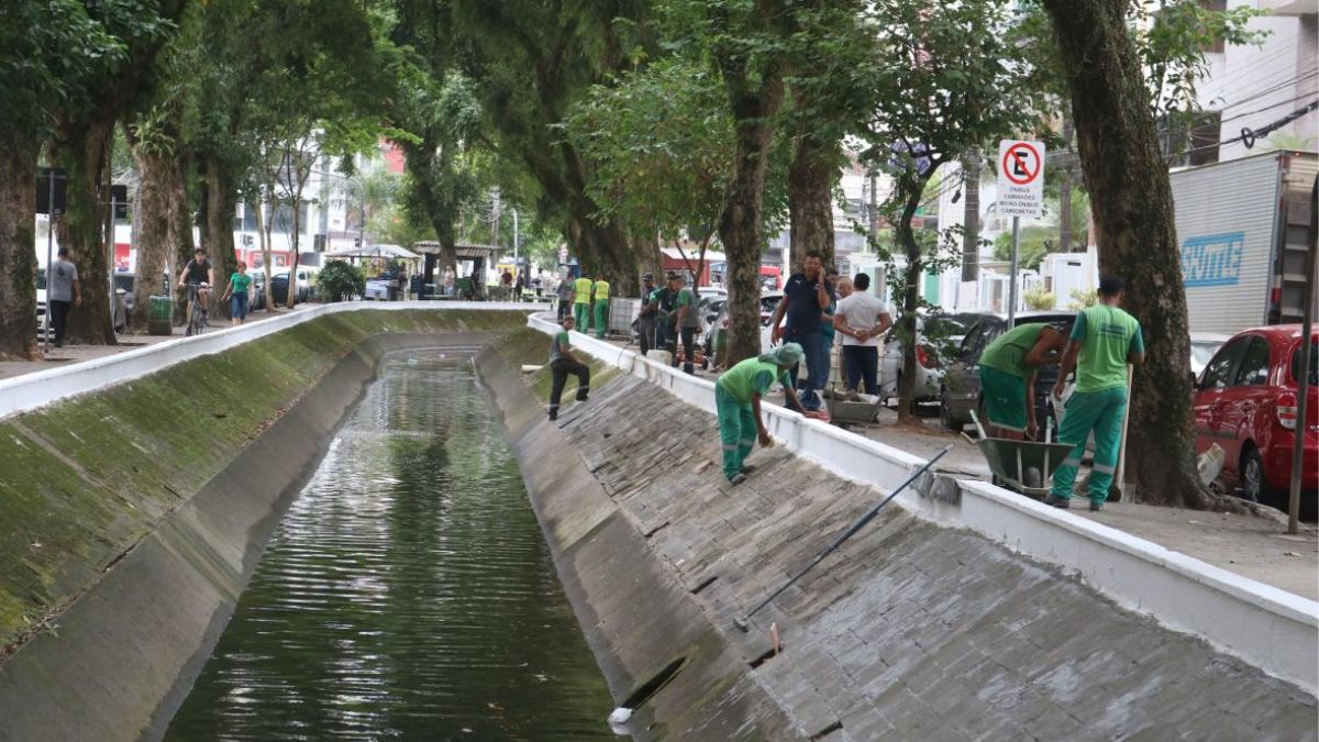 Prefeito Rogério Santos vistoria obras no José Menino; plano de metas prevê intervenções nos canais 1 e 2 ainda neste semestre.