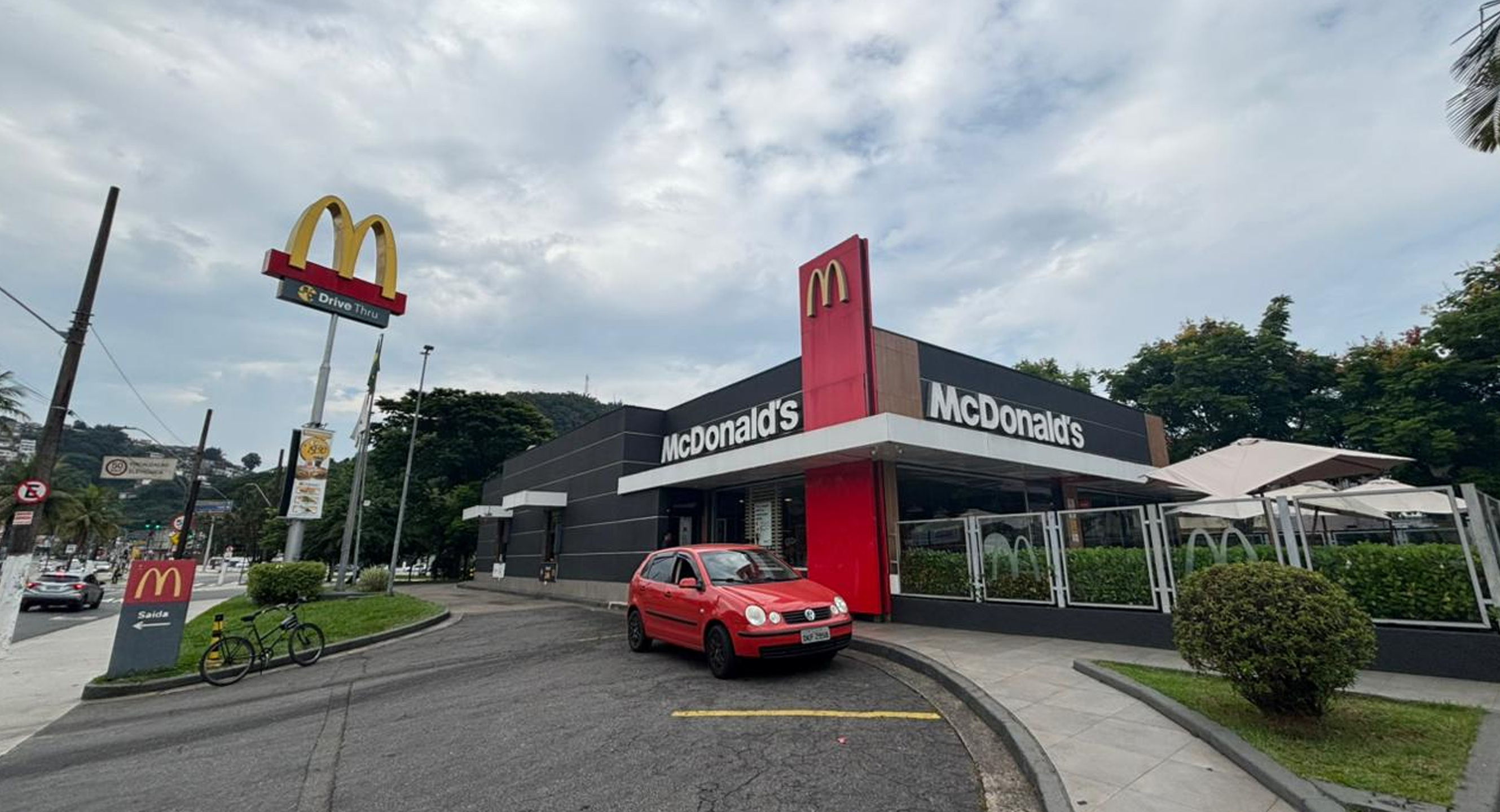 Quem já teve curiosidade de saber como funciona a cozinha do McDonald's pode viver essa experiência por meio do programa Portas Abertas.