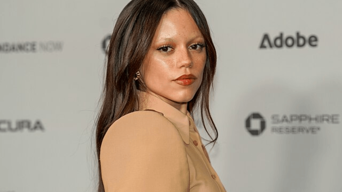 Celebridades internacionais como Lily-Rose Depp, Hailey Bieber e Jenna Ortega se tornaram referências visuais dessa tendência (Foto: Colleen Sturtevant/Wikimedia Commons)