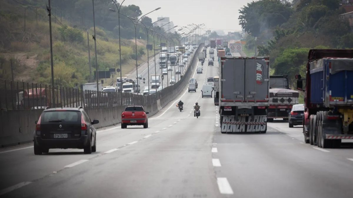 É importante também se atentar em ter uma distância segura entre os veículos, para conseguir frear a tempo e evitar acidentes (Agencia SP/Divulgação)