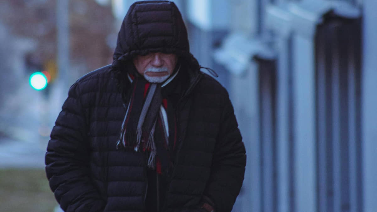 Homem preparado para enfrentar o frio em manhã gelada
