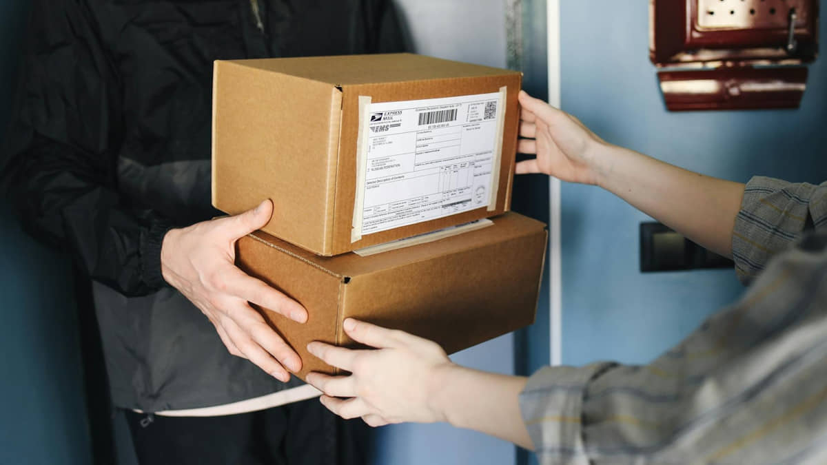 Brasileiros estão comprando cada vez mais produtos devolvidos pela internet, e pagando menos