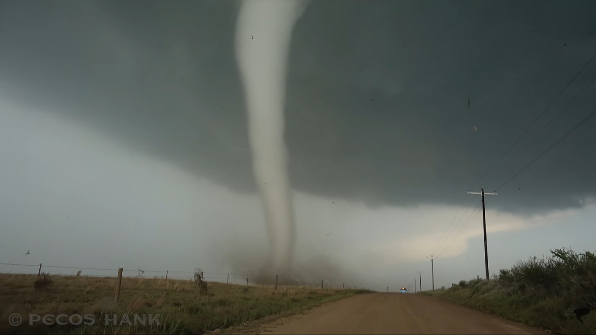 Estar dentro de um tornado submete o corpo humano a condições extremas que as câmeras não conseguem registrar / Reprodução/Youtube/Pecos Hank