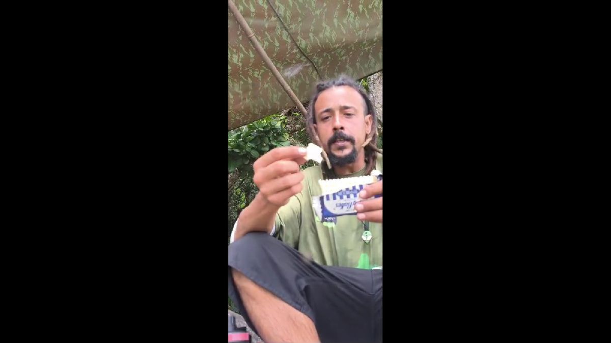O achado inusitado de uma embalagem filipina em uma das praias mais preservadas de Peruíbe acende um alerta: o descarte de resíduos por embarcações na rota dos portos de Santos e Paranaguá (Reprodução)