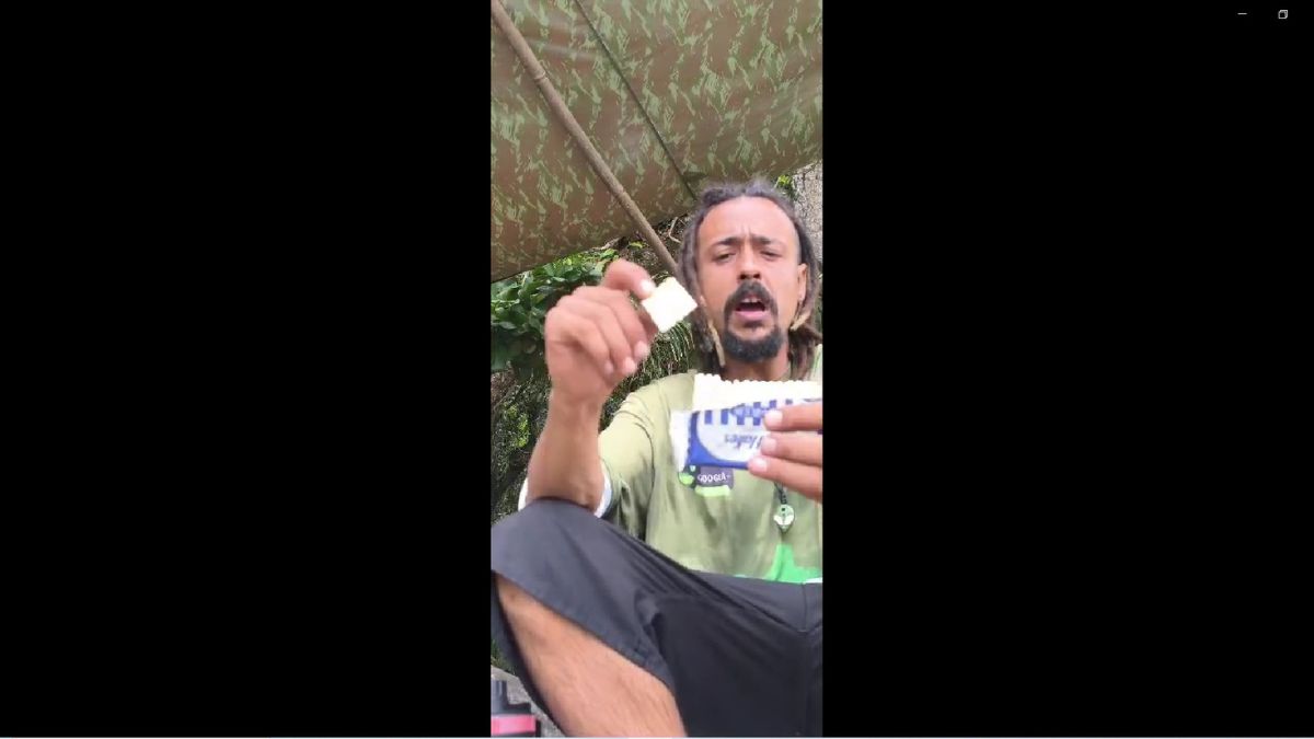Já pensou encontrar um pacote de bolachas intacto que viajou 18 mil quilômetros? Foi o que aconteceu com o monitor Guilherme de Paula na Praia do Arpoador (Reprodução)