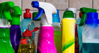 A água sanitária, cujo principal componente é o hipoclorito de sódio, é amplamente utilizada na limpeza doméstica por sua eficácia na desinfecção.
