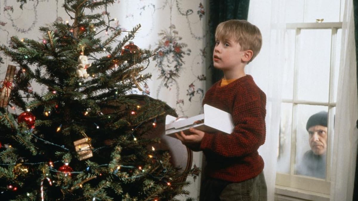 Na trama de Esqueceram de Mim, o jovem Kevin percebe a presença de um dos invasores do lado de fora da casa decorada para o Natal