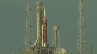 O plano da Nasa prevê que a cápsula Orion orbite o satélite natural e alcance o lado oculto da Lua, servindo como um teste rigoroso para os sistemas de suporte à vida antes de futuros pousos tripulados