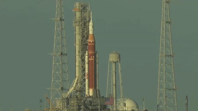 O plano da Nasa prevê que a cápsula Orion orbite o satélite natural e alcance o lado oculto da Lua, servindo como um teste rigoroso para os sistemas de suporte à vida antes de futuros pousos tripulados