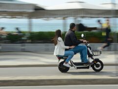 Entre as principais mudanças, está a proibição desses veículos em vias com limite de velocidade superior a 60 km/h