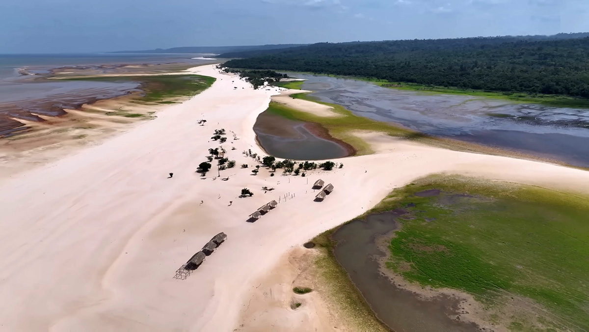 As águas cristalinas do Tapajós criam tons de azul e verde que conferem a Alter do Chão o título de "Caribe Amazônico"