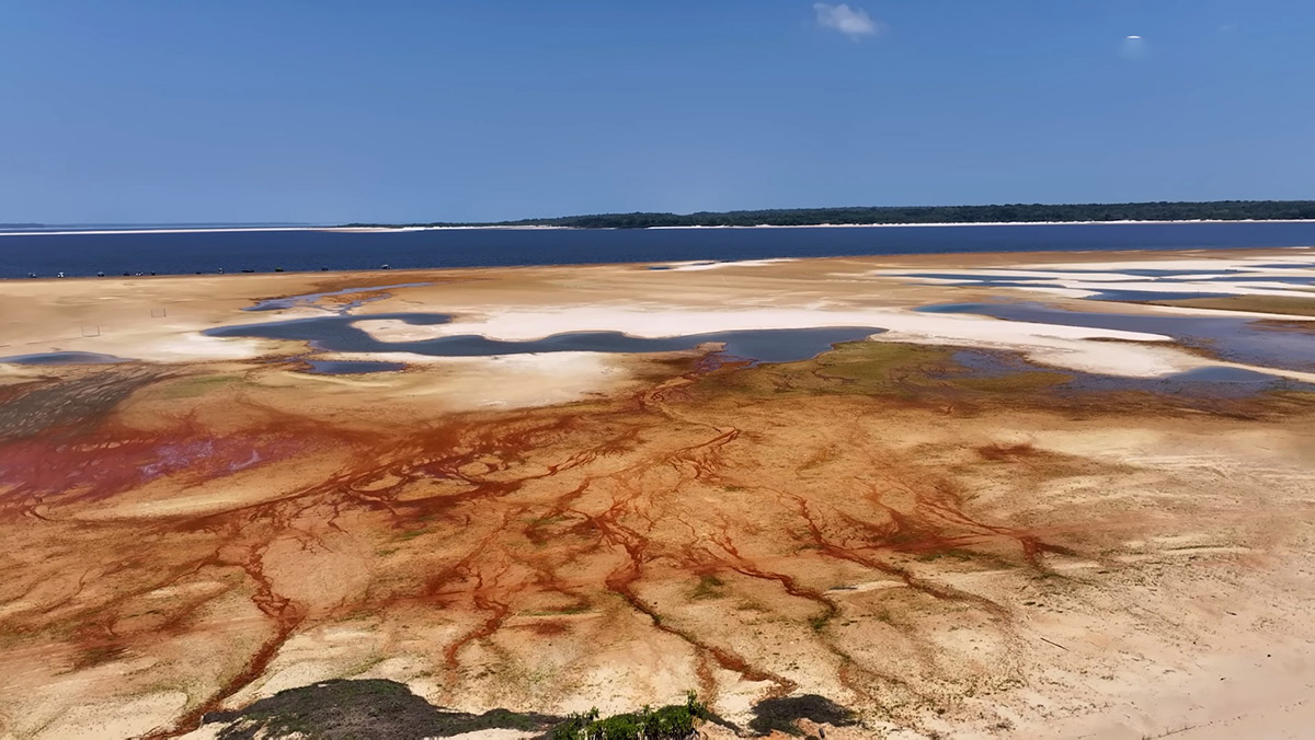 A combinação entre a areia branca e o azul do rio coloca o Pará na rota das praias de água doce mais bonitas do mundo