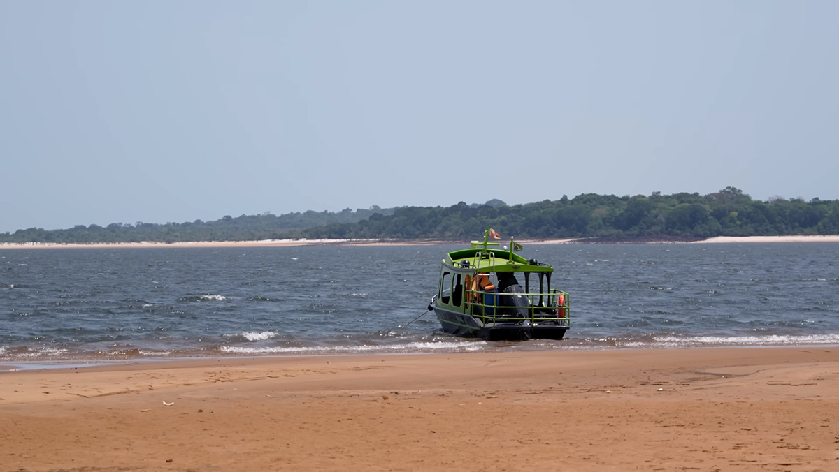 Localizada no coração do distrito, a Ilha do Amor é o destino principal de quem busca relaxar nas barracas rústicas à beira-rio