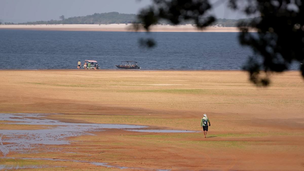 A vida na vila de Alter do Chão é pulsante e preserva tradições ancestrais através do artesanato e da culinária santarena