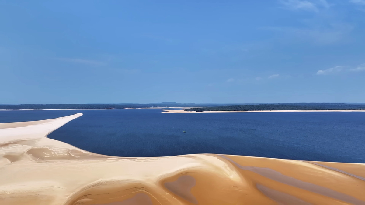 Entre outubro e dezembro, o recuo das águas revela extensas faixas de areia, criando o cenário perfeito para o banho de rio