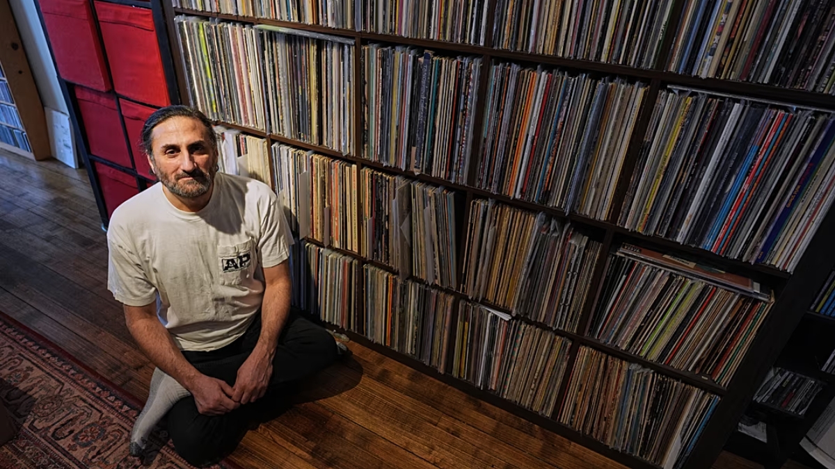 Aadam Jacobs possui mais de 40 anos de gravações acumuladas, fazendo sua primeira gravação de shows em 1989 em uma apresentação do Nirvana