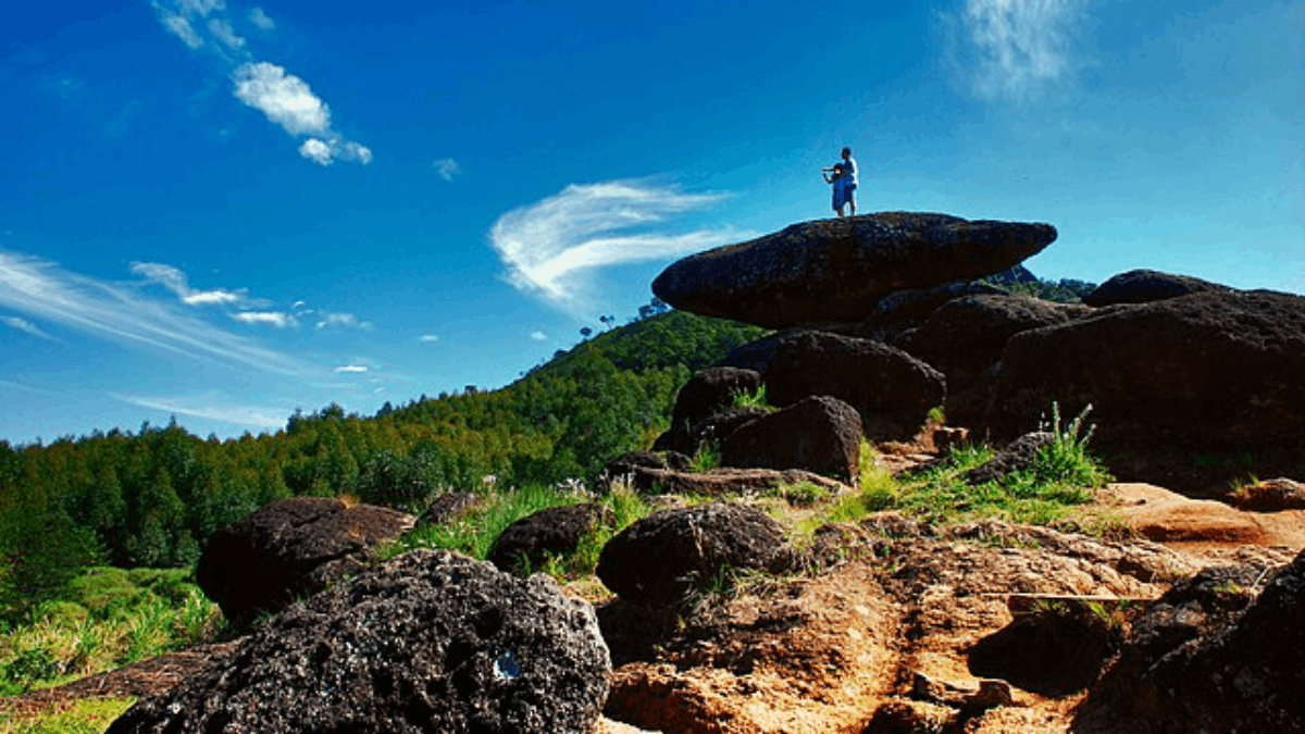 Entre as serras que permanecem como testemunhas dessa atividade está a Serra de São Domingos, que se destaca na paisagem e evidencia os contornos do vulcão extinto (Foto: Vicente Eugenio/Wikimedia Commons)