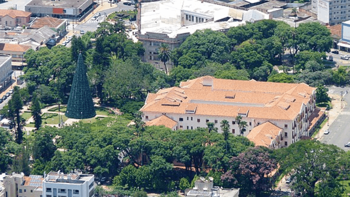 Cada elemento da paisagem conta a história de milhões de anos de formação geológica e mantém sua influência sobre o ambiente e a vida da cidade (Foto: Andreia Reis/Wikimedia Commons)