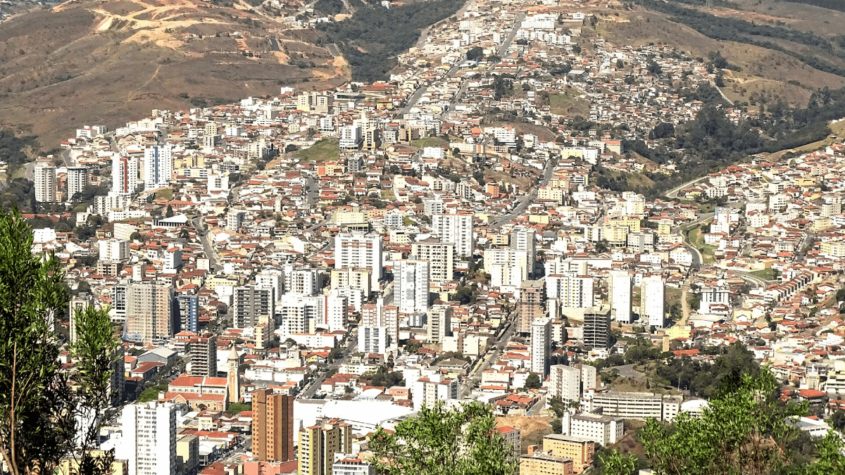 Trilhas bem estruturadas permitem percorrer o terreno e observar de perto a interação entre a geologia e a vegetação local (Foto: Marcos Cardoso Jr/Wikimedia Commons)