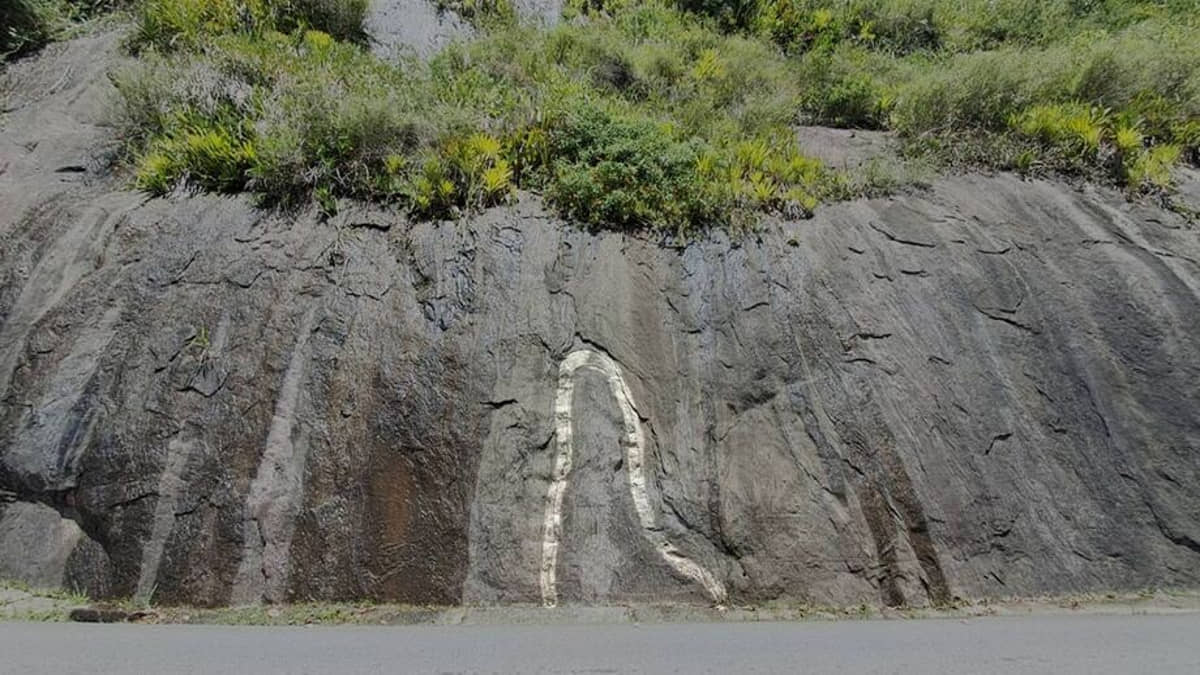 Costão de Peruíbe, cenário de lendas sobre portais dimensionais e ponto focal do turismo ufológico na cidade