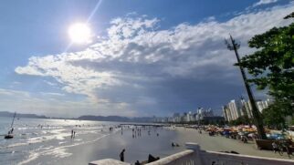 Sol brilha forte na praia de Santos em dia de calor intenso e sensação térmica ainda maior
