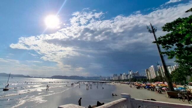 Sol brilha forte na praia de Santos em dia de calor intenso e sensação térmica ainda maior
