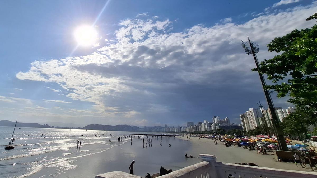 Sol brilha forte na praia de Santos em dia de calor intenso e sensação térmica ainda maior