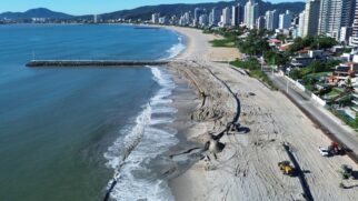 A megaobra de alargamento da faixa de areia da Praia Central da Balneário Piçarras foi concluída nesta sexta-feira (10)