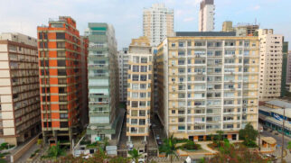 A primeira alternativa é a construção de uma nova base sob o edifício