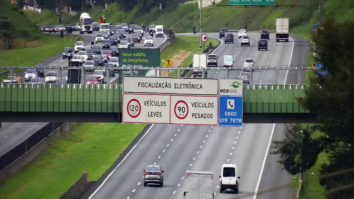 Subida para São Paulo está registrando trânsito em determinados pontos da Anchieta e Imigrantes