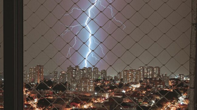 Raios e fortes trovões atingem cidade durante instabilidade climática