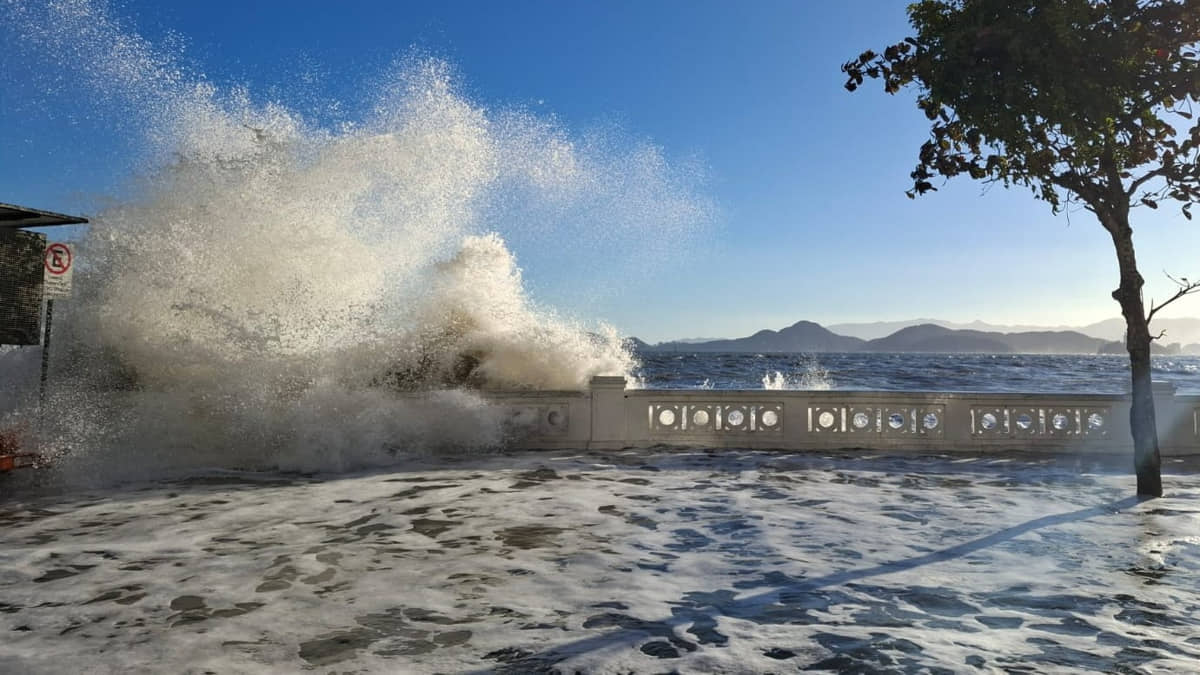 Ressaca atinge a Ponta da Praia, em Santos, e mar invade a orla