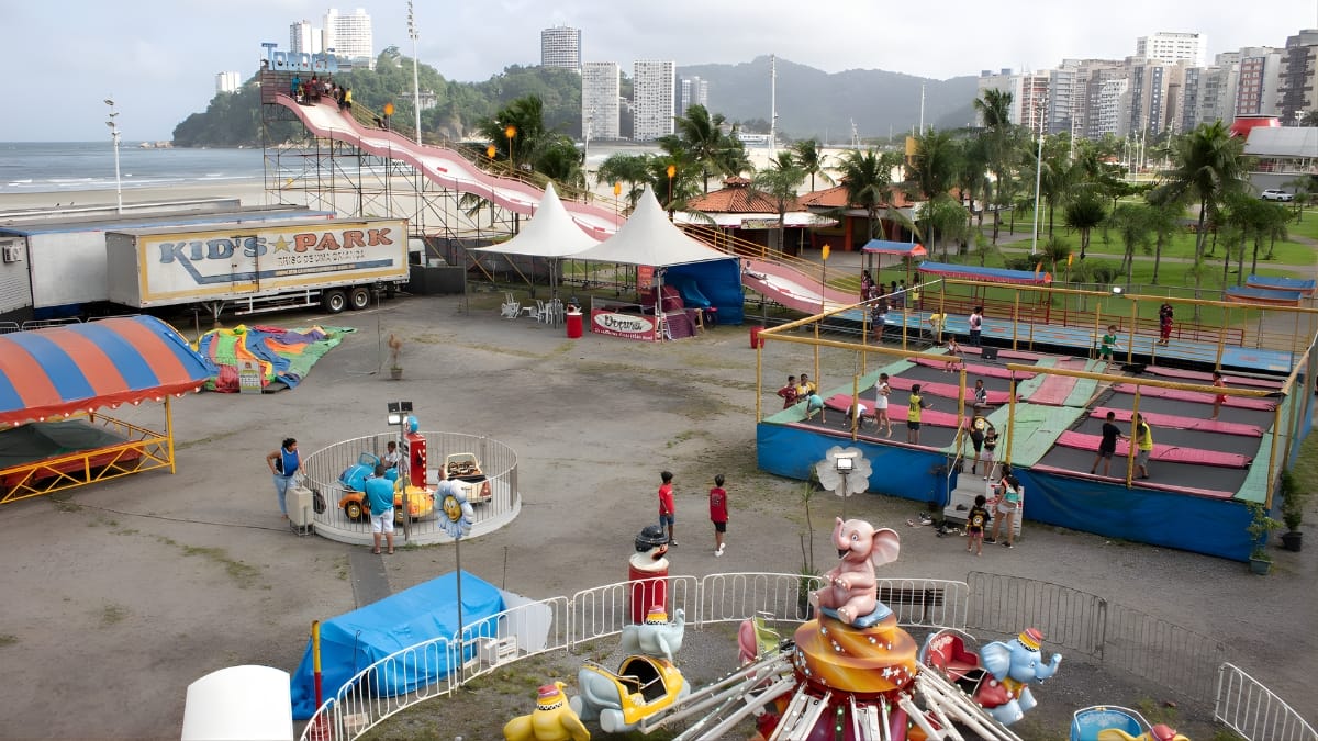 O Superpark na Praia do Itararé, funciona das 18h às 23h30. Os ingressos custam de R$ 13,00 (unidade) ou R$ 50,00 (combo com 5). (PMSV/Divulgação)