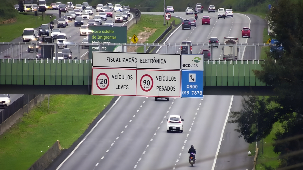 Em outros trecho é praticamente impossível evitar o excesso de veículos (Ecovias/Reprodução)