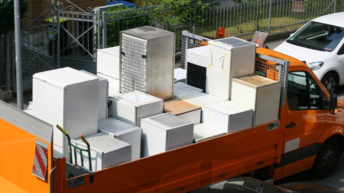 Mais do que um problema de espaço, o descarte irregular representa um risco direto à saúde pública