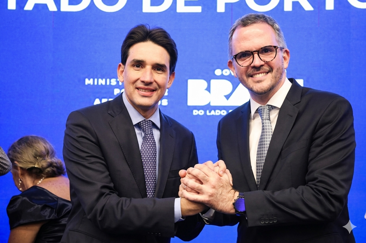 Troca de ministros: Silvio Costa Filho sai da cadeira e dá lugar ao colega Tomé Franca