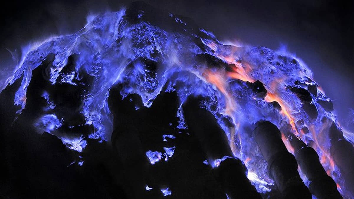 O vulcão Kawah Ijen, na Indonésia, e seu espetáculo das chamas azuis