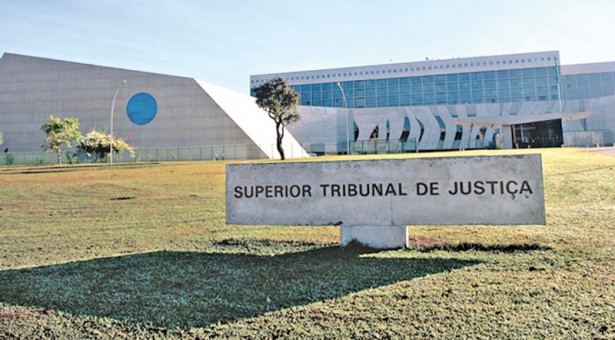 Após ser afastado do cargo em fevereiro de 2026 por denúncias de assédio sexual, o magistrado continuou recebendo cerca de R$ 100 mil mensais