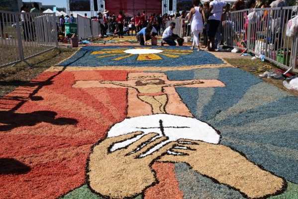Fiéis se reúnem em Brasília para montar tapete de Corpus Christi