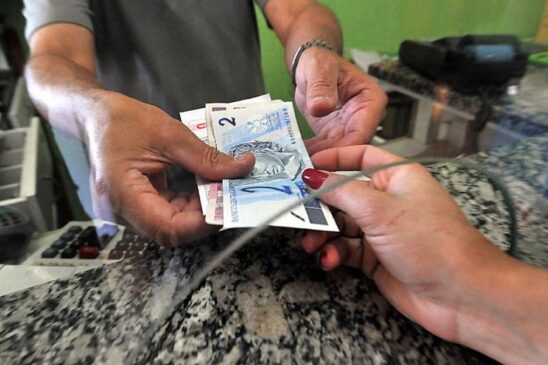 Um projeto de lei que está atualmente em análise pode mudar a condição de milhares de brasileiros ao propor a isenção total de taxas de cartório para pessoas inscritas no CadÚnico