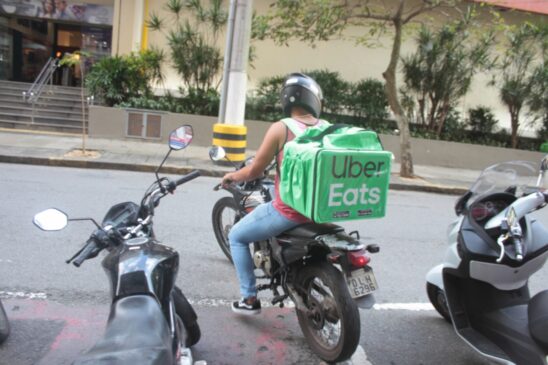 Entregadores de delivery trabalhando