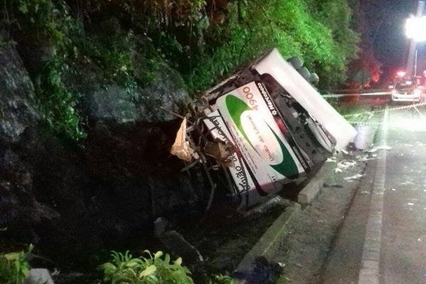 Um ônibus que fazia o fretamento de estudantes universitários tombou no dia 8 de junho na altura do km 84 da rodovia Mogi-Bertioga, deixando 18 mortos.