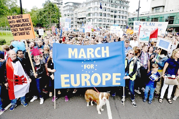 Os britânicos votaram em um referendo pela saída do Reino Unido da União Europeia no dia 23 de junho. Com 52%, o referendo histórico culminou na renúncia do primeiro-ministro.