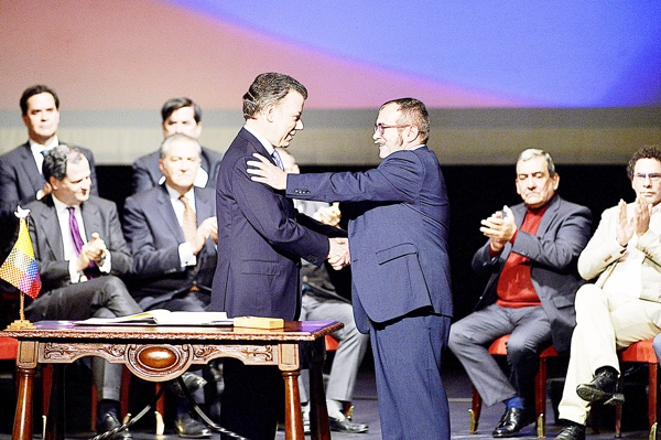 Após três tentativas de negociações com as Forças Armadas Revolucionárias da Colômbia (Farc), em 26 de setembro, o governo colombiano assinou um acordo de paz com a maior guerrilha da América Latina.