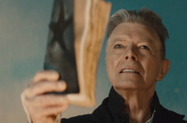 O cantor britânico David Bowie morreu aos 69 anos. Ele lutava contra um câncer havia 18 meses. O artista havia celebrado 69 anos no dia 8 de janeiro com lançamento de álbum.