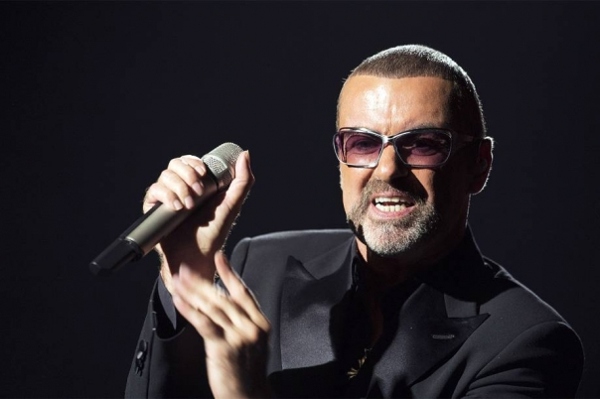 O cantor britânico George Michael morreu aos 53 anos. De acordo com a polícia britânica, uma ambulância fez um atendimento médico em Goring, no condado de Oxfordshire às 13h42.