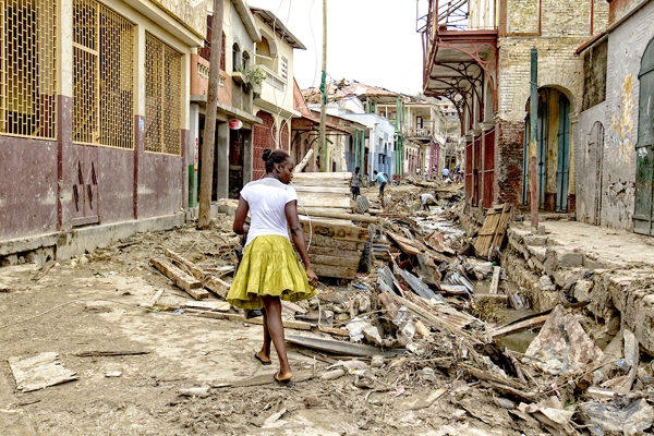 A tempestade caribenha mais forte em quase uma década atingiu a costa sudoeste do Haiti com ventos de 230 km/h e mar revolto que alagou cidades litorâneas destruindo árvores e telhados.
